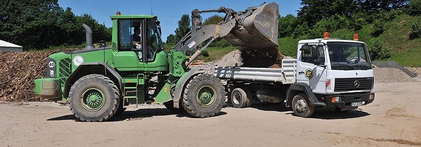 LKW lädt Container ab